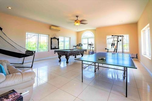 Tischtennis in der Unterkunft Villa Magic Time - Oceanfront oder in der Nähe
