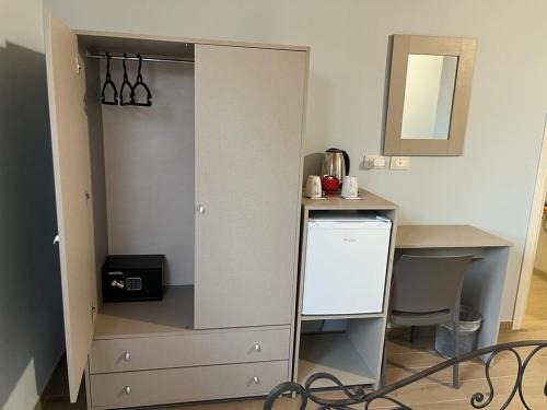 a closet with a desk and a dresser in a room at La Pomelia B&b Sofia in Trappitello