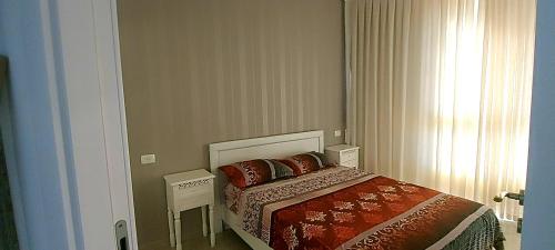 Ein Bett oder Betten in einem Zimmer der Unterkunft Apart Hotel TLV/Bat Yam Beach Front 1207