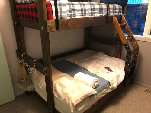 Säng eller sängar i ett rum på Nice Bunk Bed