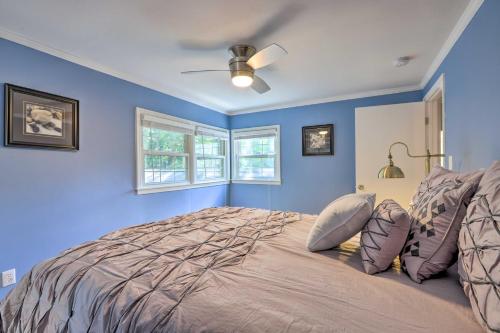 Schlafzimmer mit blauen Wänden und einem Bett mit Kissen in der Unterkunft Sky Terrace Apartment at Lake Spivey in Jonesboro