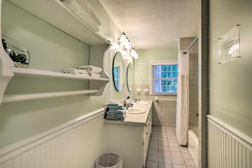 ein Bad mit einem Waschbecken und einem Spiegel in der Unterkunft Sky Terrace Apartment at Lake Spivey in Jonesboro