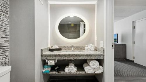 uma casa de banho com um lavatório e um espelho em Holiday Inn Express Williamsburg North, an IHG Hotel em Williamsburg