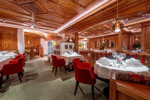 Hotel Bergkristall tesisinde bir restoran veya yemek mekanı
