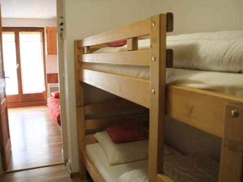 kilka łóżek piętrowych w pokoju w obiekcie Studio Châtel, 1 pièce, 4 personnes - FR-1-200-277 w mieście Châtel