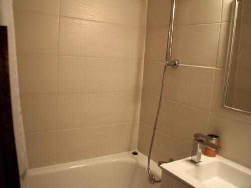 W łazience znajduje się prysznic, wanna i umywalka. w obiekcie Studio Châtel, 1 pièce, 4 personnes - FR-1-200-277 w mieście Châtel