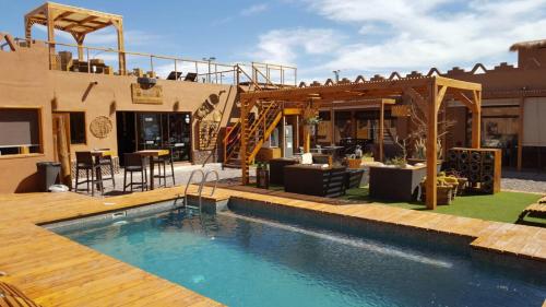 uma casa com uma piscina e um pátio em Hoteles Pueblo de Tierra em San Pedro de Atacama