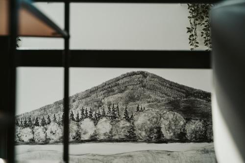 アパートメントから撮影された、または一般的な山の景色