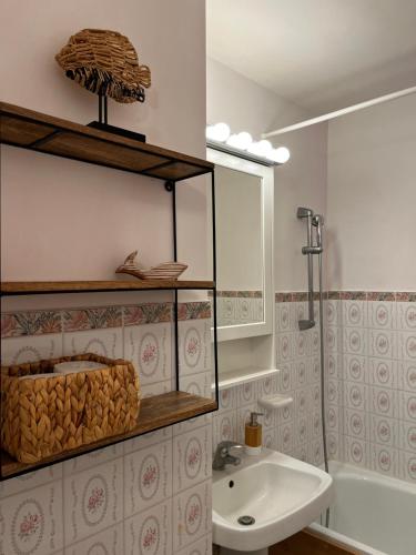 een badkamer met een wastafel, een toilet en een douche bij Côté plage Nauzan Vue mer in Vaux-sur-Mer