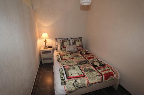 1 dormitorio pequeño con 1 cama en una habitación en Orchidee, en Comines