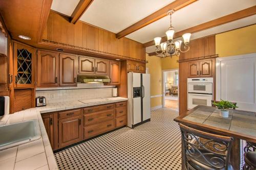 Η κουζίνα ή μικρή κουζίνα στο 3-Acre Property Charming Dutch Country Colonial
