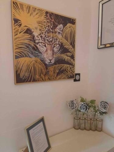 une peinture d'un léopard est suspendue sur un mur dans l'établissement Très joli studio moderne en plein cœur d’Avignon, à Avignon