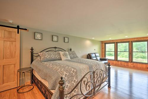Fotografie z fotogalerie ubytování Peaceful Home with 11 Acres, Creek and Fire Pit! v destinaci Glenfield