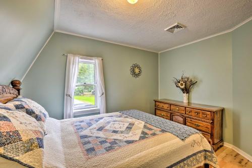 Fotografie z fotogalerie ubytování Peaceful Home with 11 Acres, Creek and Fire Pit! v destinaci Glenfield