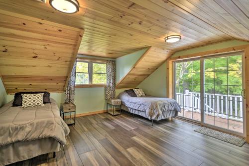 Postel nebo postele na pokoji v ubytování Peaceful Home with 11 Acres, Creek and Fire Pit!