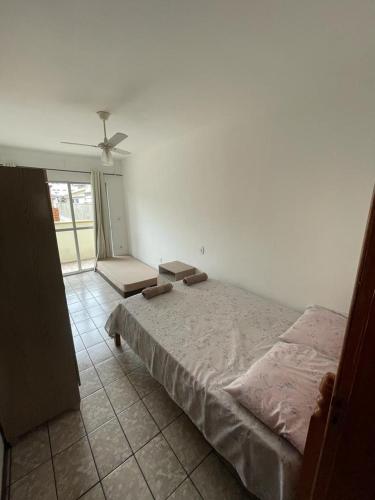 1 dormitorio con 1 cama y ventilador de techo en Apartamento Amplo em Balneário Camboriú, en Balneário Camboriú