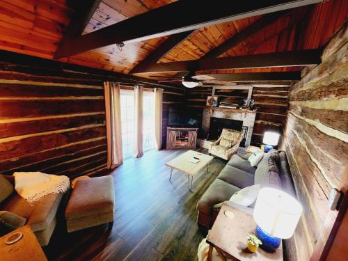 una vista aérea de una sala de estar en una cabaña de madera en Beautiful Lakefront Cottage with Boat Dock, en Lucas