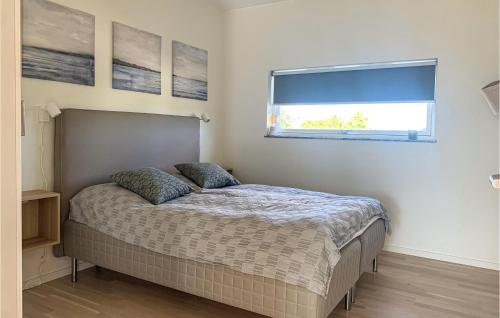Postel nebo postele na pokoji v ubytování Awesome Home In Simrishamn With House A Panoramic View