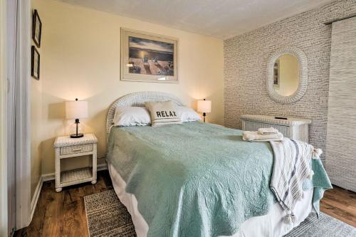 1 dormitorio con 1 cama grande y 2 mesitas de noche en Coastal Condo with Pool Access - Steps to Beach en Carolina Beach