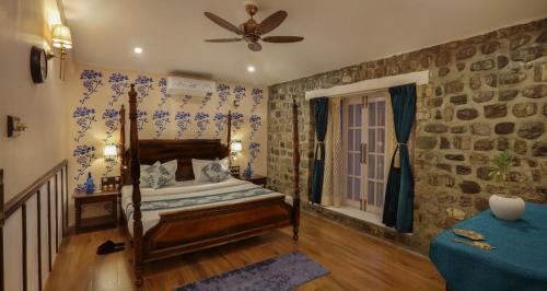 Cama o camas de una habitación en Jim & Holmes Resort & Luxury Residences in Jim Corbett National Park