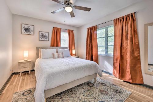 En eller flere senge i et værelse på Updated Jacksonville Home Less Than 7 Mi to Downtown!