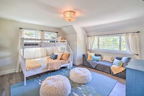 Un ou plusieurs lits dans un hébergement de l'établissement Chic Lake House with Furnished Deck and Hot Tub!