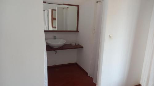 ミンデロにあるCasa Azulのバスルーム(洗面台、鏡付)