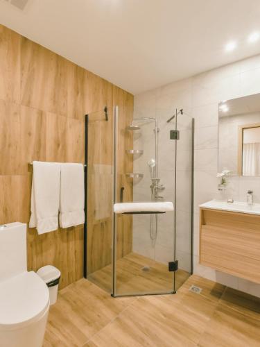 a bathroom with a shower and a toilet and a sink at Fully Serviced Apartment at Regatta Living - 9F in Santo Domingo
