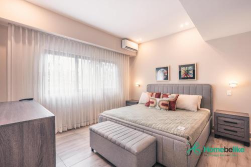 1 dormitorio pequeño con 1 cama y 1 sofá en Breakfast Included Fully Serviced Apartment at Regatta Living II - 204, en Santo Domingo