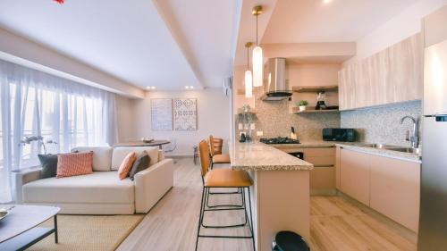 Una cocina o zona de cocina en Fully Serviced Apartment at Regatta Living II - 304
