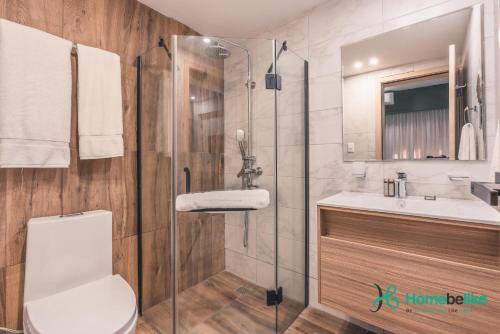 Koupelna v ubytování Breakfast Included Fully Serviced Apartment at Regatta Living II - 306