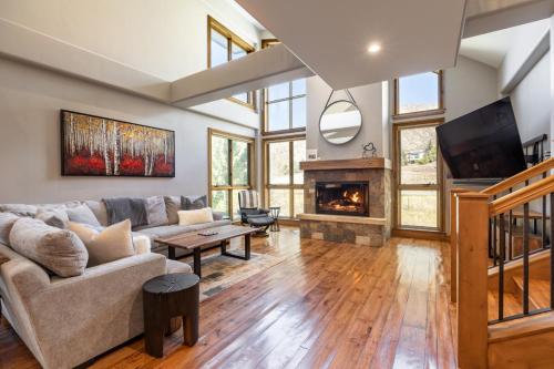 Impeccable Lakeside Penthouse – Photos 3