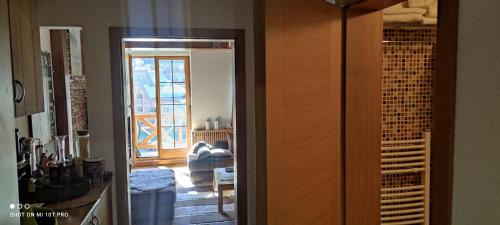 Zimmer mit einem Flur und einer Tür zum Wohnzimmer in der Unterkunft Luxury Hotel Apartment - Jahorina in Jahorina
