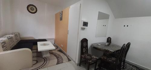 a small living room with a table and a couch at Apartman Cole in Valjevo