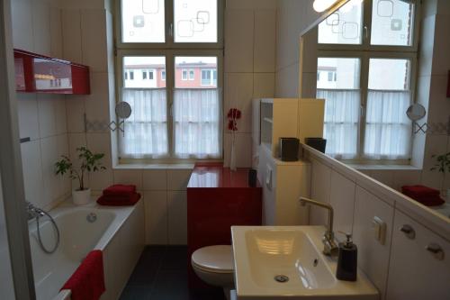 a bathroom with a sink and a tub and a toilet at Schleusenwärter Hus in Stralsund
