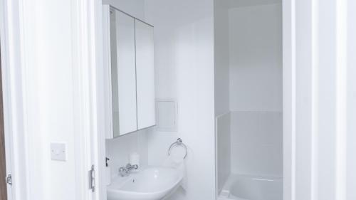 Ένα μπάνιο στο Guerneville place 1 bedroom Luxury Apartment Gants-Hill in Illford