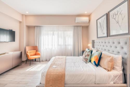 una camera con un grande letto e una sedia di Apartment at Regatta Living II - 406 fully-equipped a Los Prados
