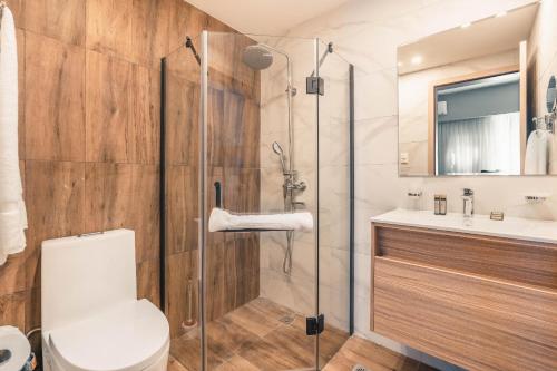 e bagno con doccia, servizi igienici e lavandino. di Apartment at Regatta Living II - 406 fully-equipped a Los Prados