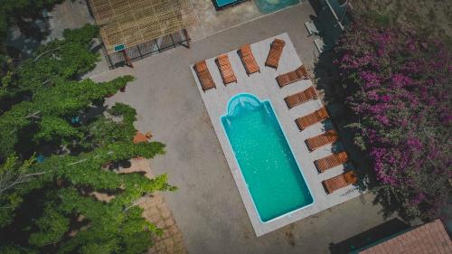 an overhead view of a swimming pool in a backyard at EL MANÁ in Huarmey