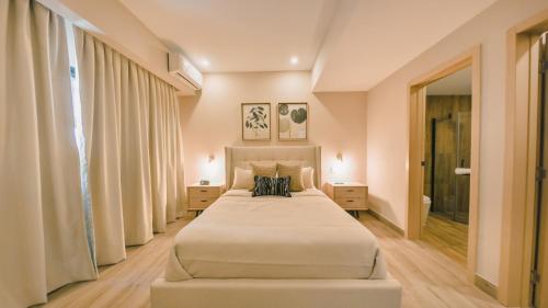 ein Schlafzimmer mit einem großen Bett in einem Zimmer in der Unterkunft Fully Serviced Apartment at Regatta Living II - 703 in Santo Domingo