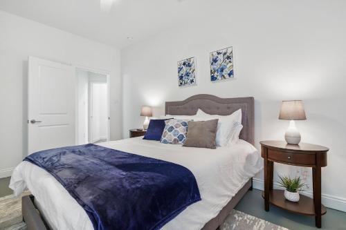 Un dormitorio con una cama con una manta azul. en Lavish Downtown Home with Stunning Rooftop Deck Views, en Houston