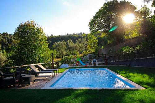 einen Pool im Hinterhof mit Frisbee in der Luft in der Unterkunft Villa Ramiro in Celorico de Basto