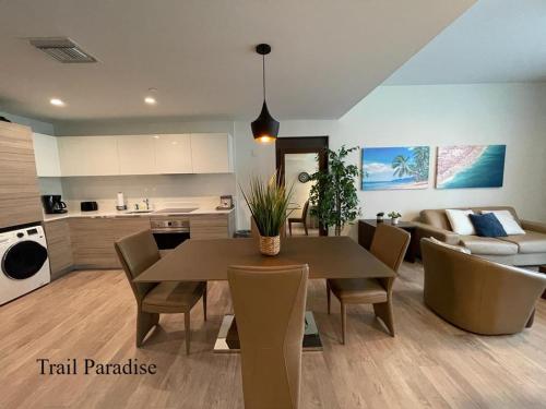 een keuken en een woonkamer met een tafel en stoelen bij COSTA HOLLYWOOD Steps to Beach in Hollywood