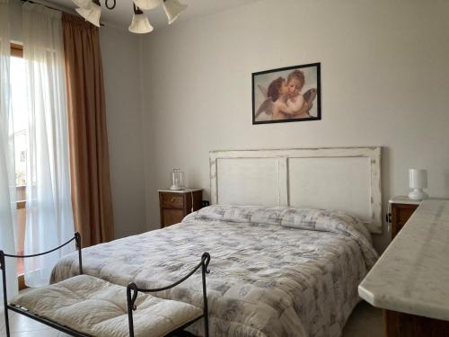 1 dormitorio con 1 cama y una foto en la pared en Casa Sossi, en Montagnano