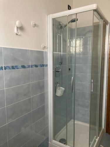 La salle de bains est pourvue d'une douche avec une porte en verre. dans l'établissement Casa Sossi, à Montagnano