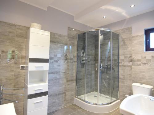 bagno con doccia e servizi igienici. di holiday home, Zuromino a Żuromino