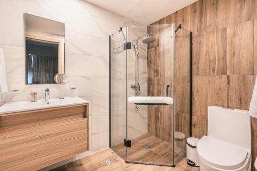 Most exclusive Condo- Hotel in Town -802 في سانتو دومينغو: حمام مع دش ومرحاض ومغسلة