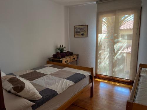 una camera con un letto e una grande finestra di Surf and Chill Bungalow 70 a Parque Holandes
