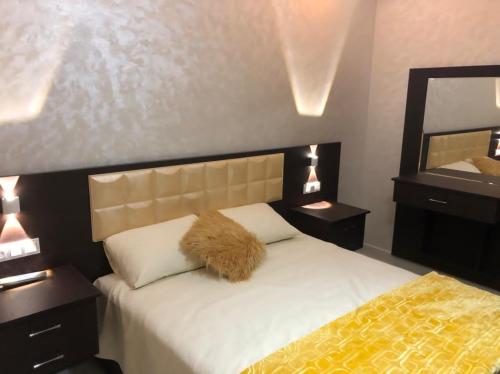 Una cama o camas en una habitación de اقامة العائلة