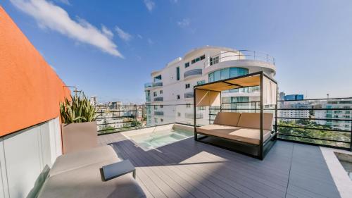 Балкон или терраса в Fully Serviced Apartment at Regatta Living II - 905